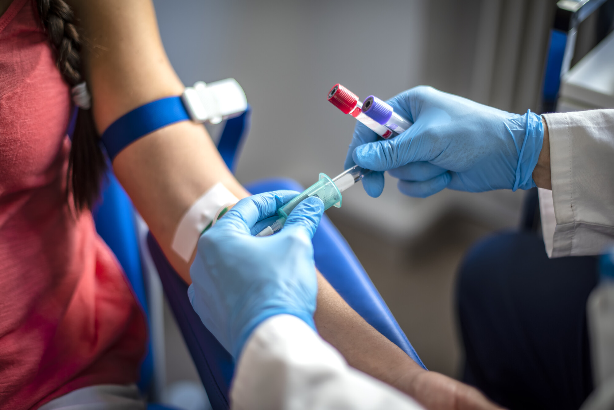 Infermiere che esegue prestazione sanitaria a domicilio a Terni